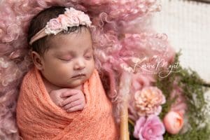 adorable petite fille emmaillotée avec des fleurs pour un décor romantique
