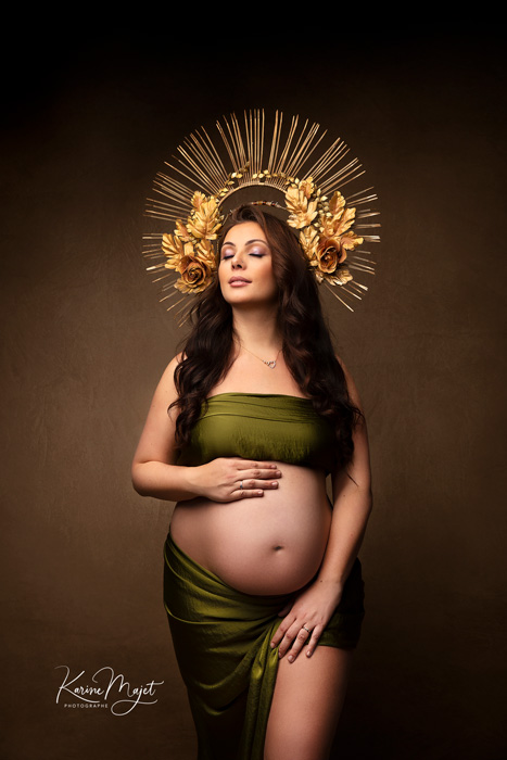 shooting de maternité avec une belle couronne doré et un voile de couleur olive karine majet