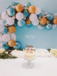 décor avec des ballons bleus, blancs et dorés pour un anniversaire Karine Majet