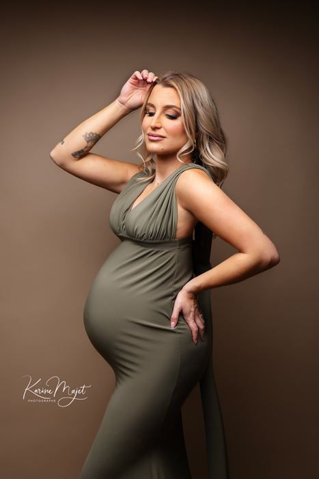 super shooting maternité avec le prêt d'une robe verte mettant en valeur la silhouette de la future maman