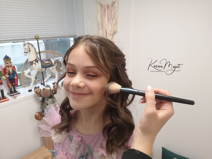 maquillage enfant au studio pour un shooting avec karine majet photographe