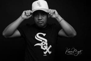 séance photo homme tenant sa casquette