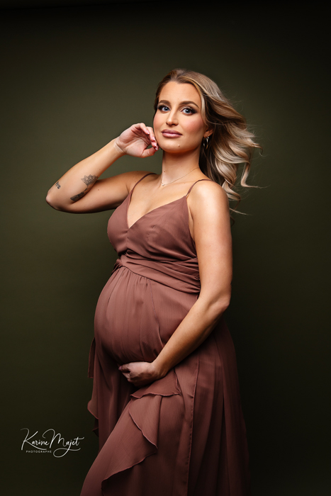 meilleure photographe grossesse en Essonne avec prêt d'une robe marron