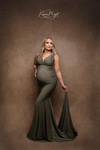 robe moulante vert olive avec une longue traîne karine majet