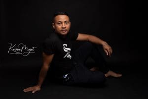 shooting en studio homme assis de côté photo naturelle karine majet studio
