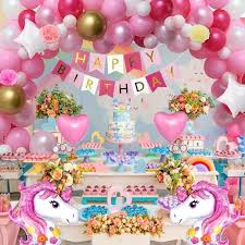 super anniversaire licorne avec des banderoles et une arche de ballons roses et dorés