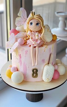 super gâteau d'anniversaire décoré en pate à sucre avec une petite fille et des macarrons