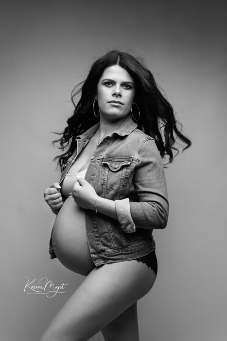 shooting mode spécial grossesse avec une maman portant une veste en jeans, les cheveux dans le vent