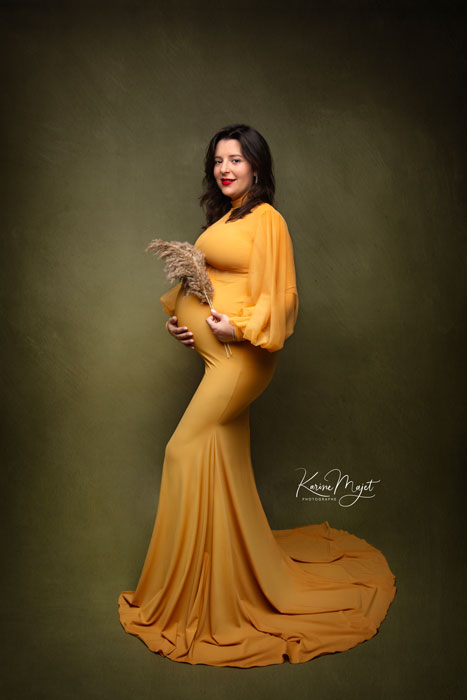 longue robe jaune près du corps pour une coupe ultra féminine mettant en valeur les formes de la future maman