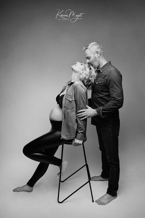 photographe grossesse en Essonne spécial couple habillés en pantalon noir et avec une chemise en jeans