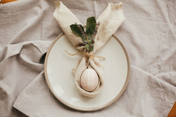 décorer la table avec un pliage de serviette amusant en forme de lapin