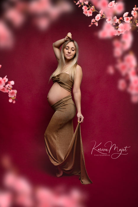 jupe dorée avec un bandeau assortie pour des photos de grossesse originales avec Karine Majet