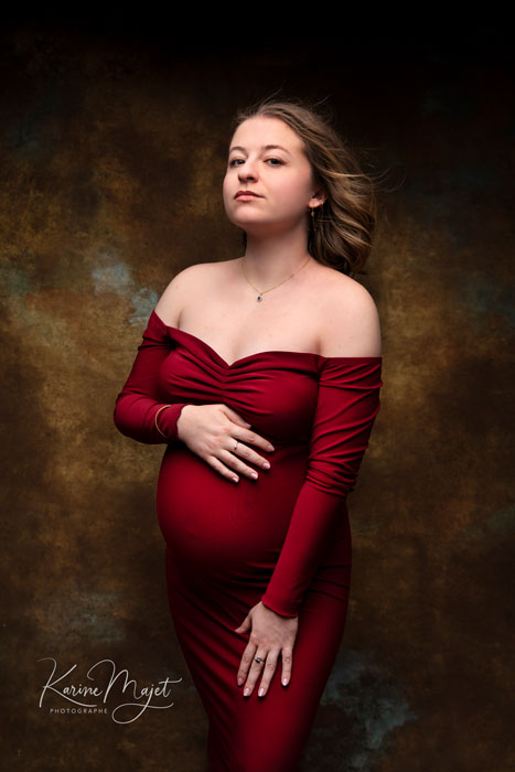 robe rouge grenat à manches longues prêtée par Karine Majet pour un shooting grossesse