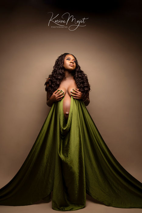 photo artistique d'une maman avec un voile vert olive couvrant son corps karine majet