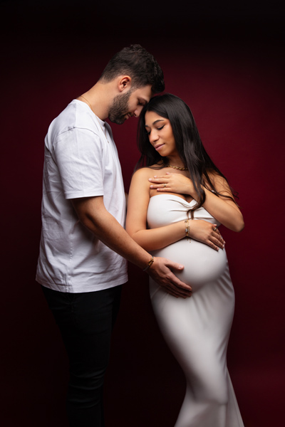 couple ferme les yeux pour un shooting grossesse romantique