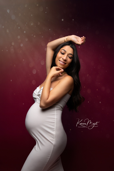 shooting artistique femme enceinte avec robe blanche moulante