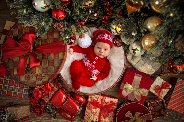 petit bébé en tenue tricotée rouge pour Noël