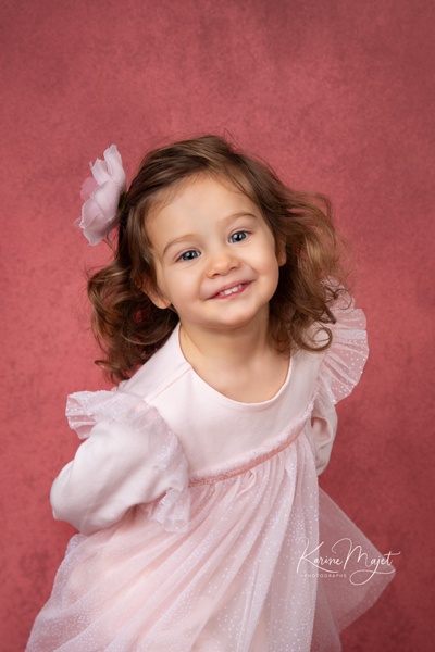 petite fille de 3 ans qui danse et s'amuse