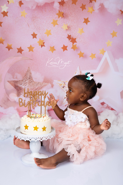gâteau happy birthday pour le premier anniversaire de sa fille
