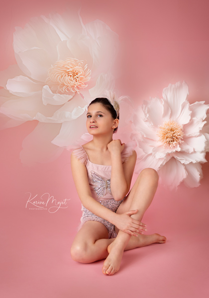 shooting danse sur fond rose avec une grande fleur