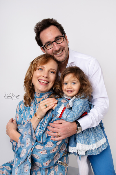 photo de famille dans les tons blancs et bleu