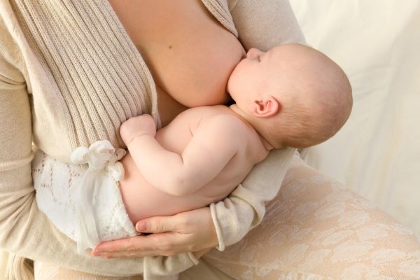 bébé qui s'endort au sein de sa maman