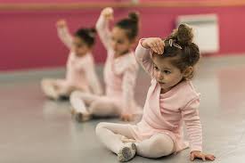 la danse est conseillée pour les garçons et les filles dès 4 ans