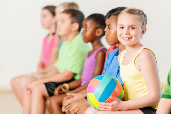 fille avec un ballon de basketball multicolore