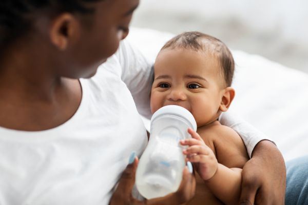 donner le biberon permet de partager un magnifique moment avec son bébé