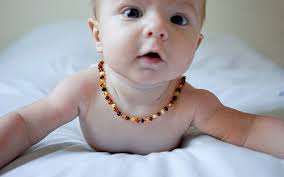 bébé avec un collier d'ambre autour du cou