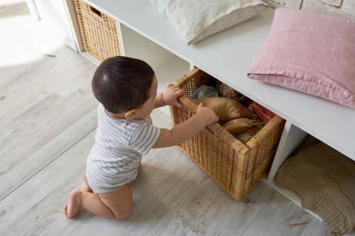 les bébés dès un an aiment ranger et se rendre utiles