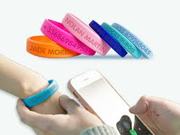 les bracelets en silicone sont de plusieurs couleurs pour les enfants