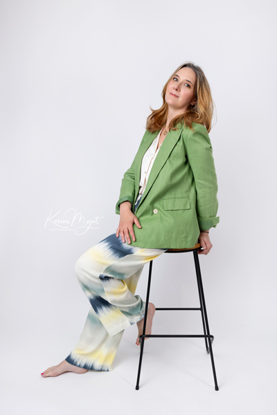 idée de poses spéciale femme en studio sur un tabouret