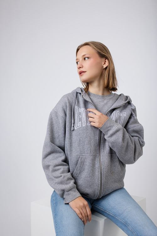 tenue casual jeans et sweat à capuche pour un shooting ado réussi