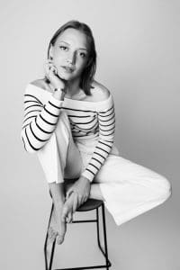 top des poses pour un shooting ado assis sur un tabouret