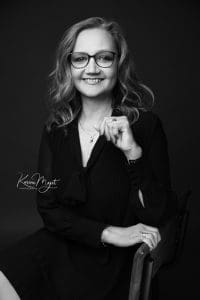 idée de poses pour un portrait de femme dans le cadre professionnel