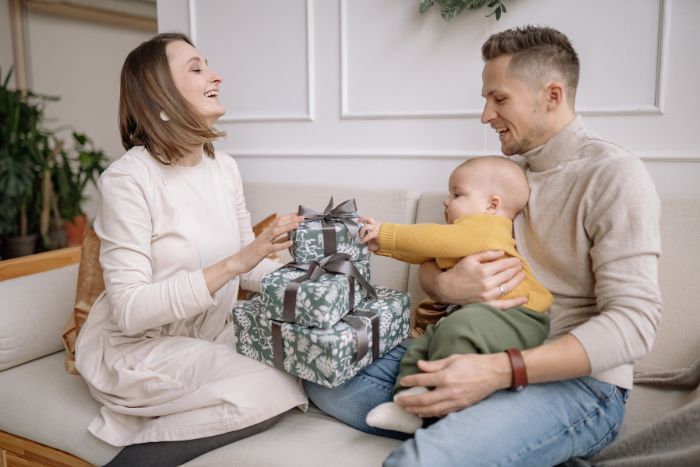 un papa offre un cadeau à sa compagne