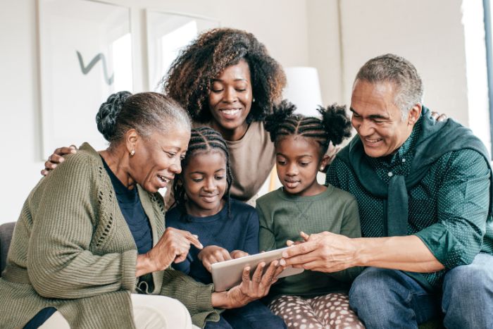 une famille regarde des photos tous ensemble