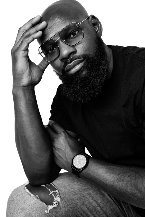 photo de portrait en studio d'un homme avec des lunettes de soleil
